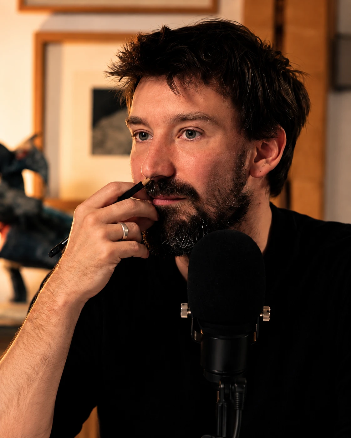 Théodore Brossollet au micro de son podcast Penser c'est chouette